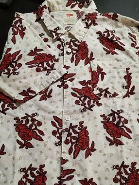 Levi's Men’s White Short-Sleeve Button-Up Shirt with Red Floral Print